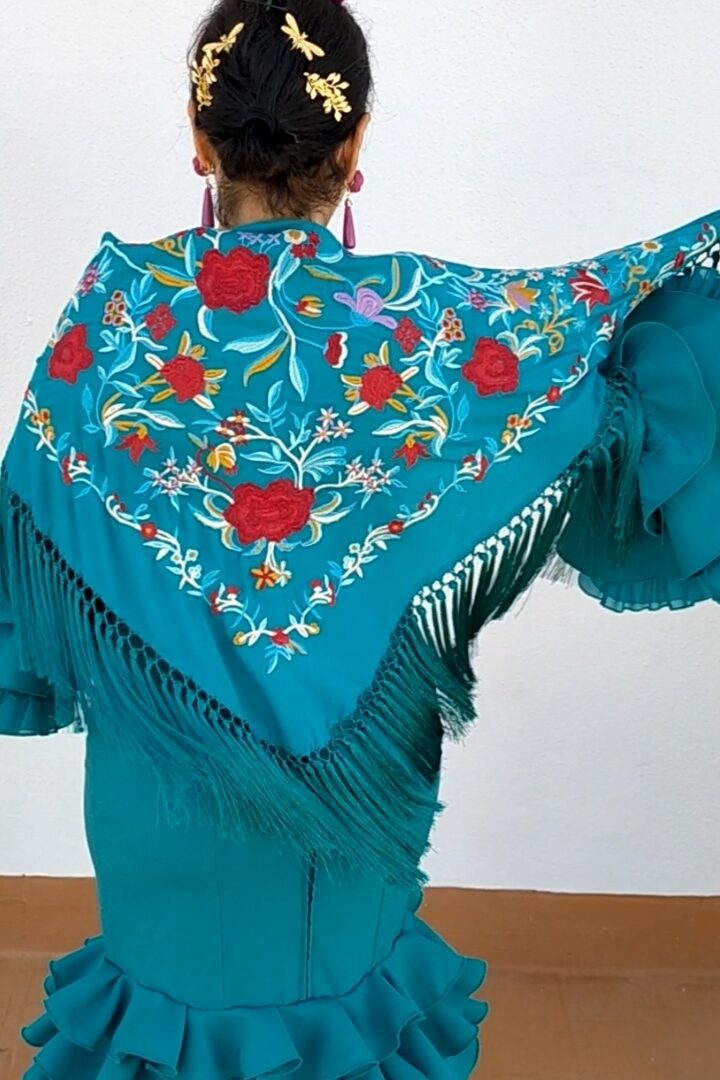 MANTÓN BORDADO 2